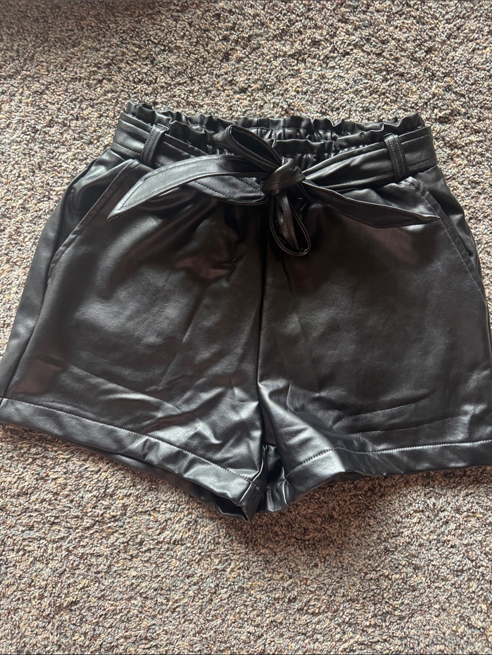 Guess High-Rise Faux Leather scrunchy Tie-Waist Shorts with pockets - Black